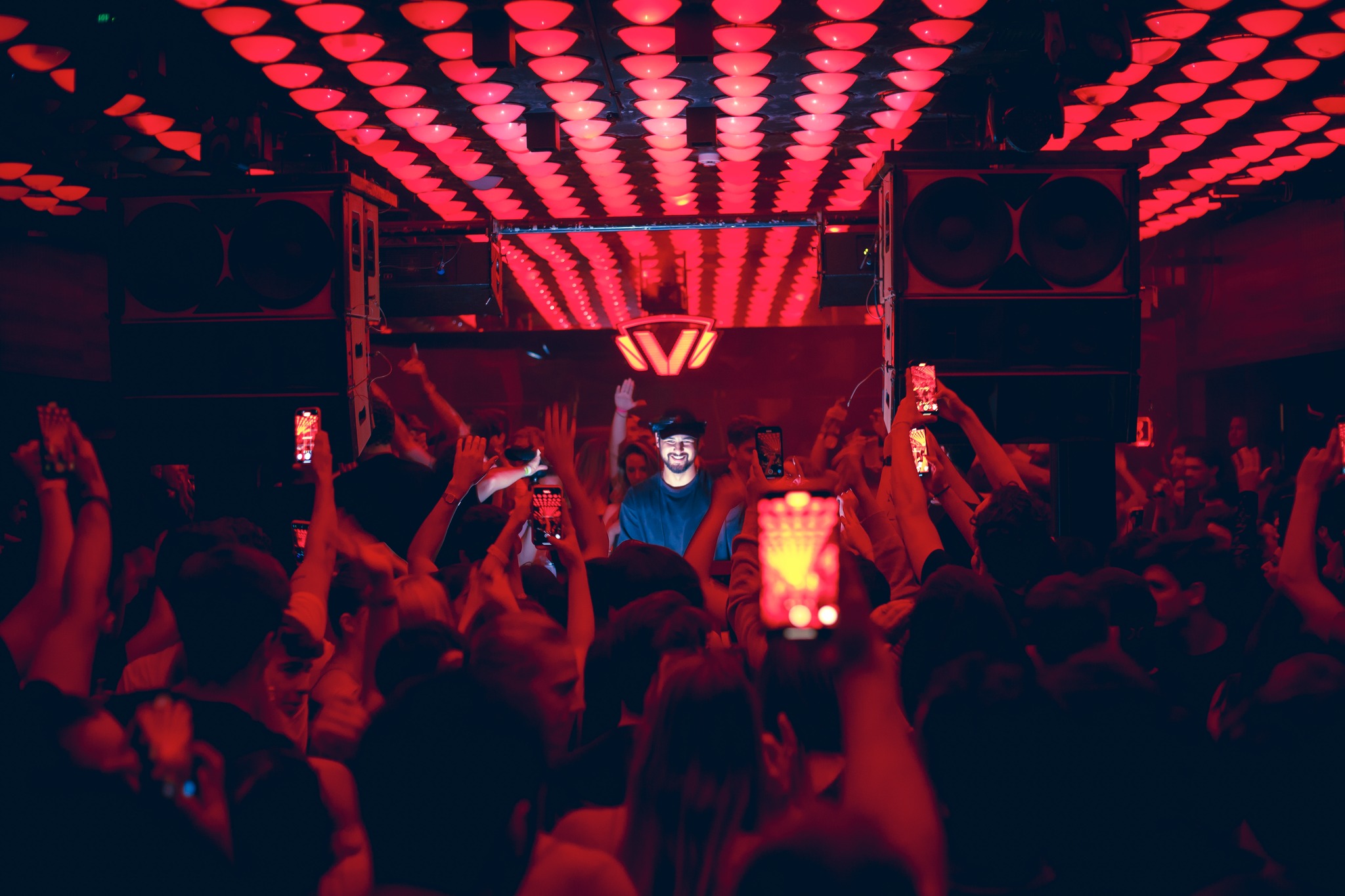Cabine do Club Vibe com público em festa